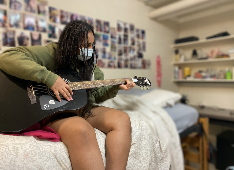 Ferdoss Ibrahim '22 attempts to play guitar during a Cycle Break.