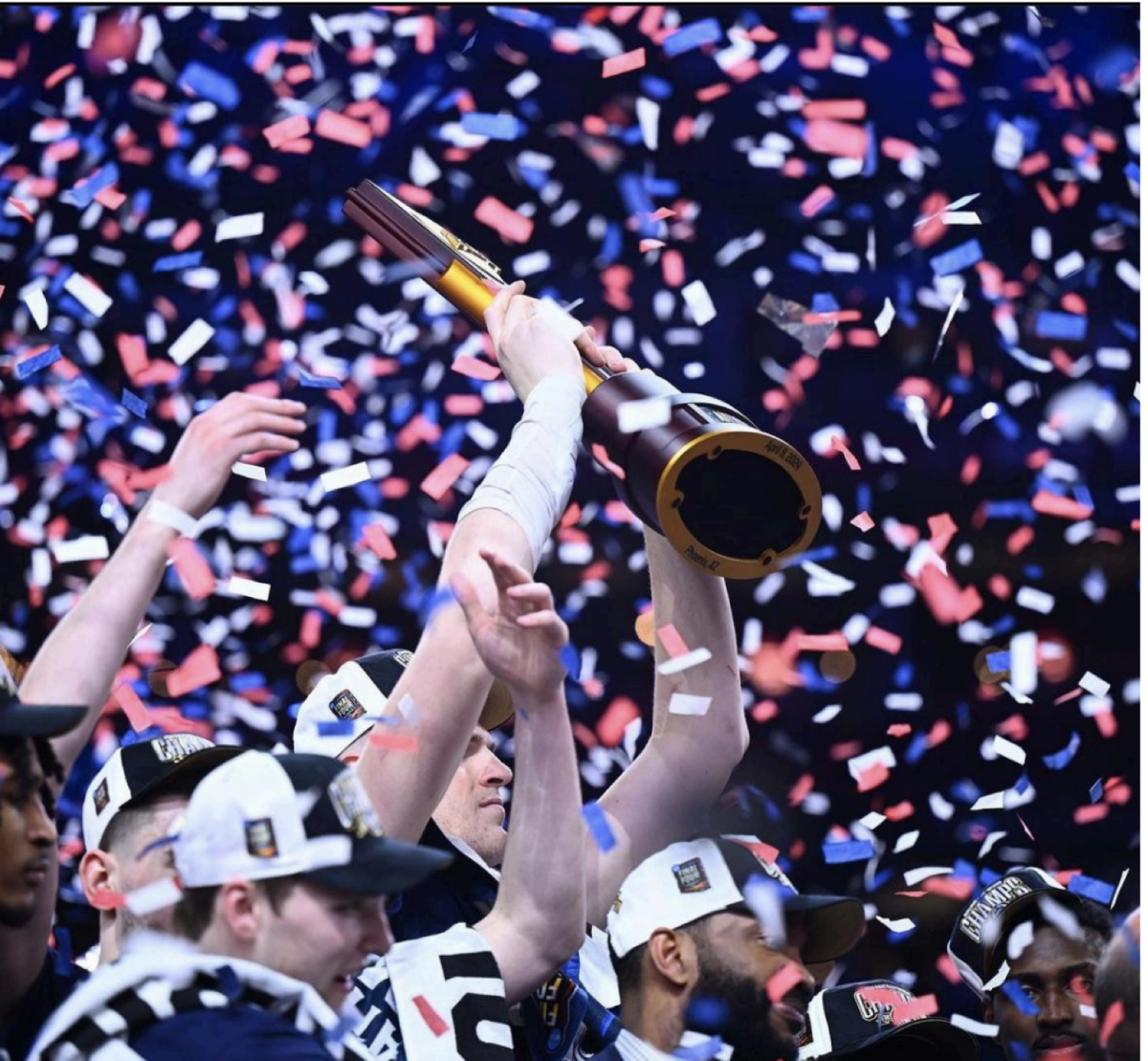 Donovan Clingan hoists the National Championship trophy to go back to back. 