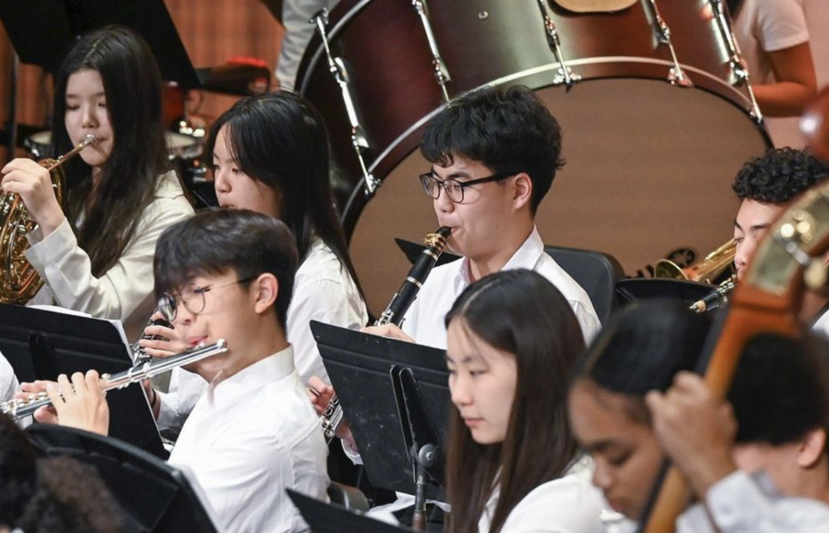 Davin Lee ‘26 plays the clarinet at an orchestra concert.