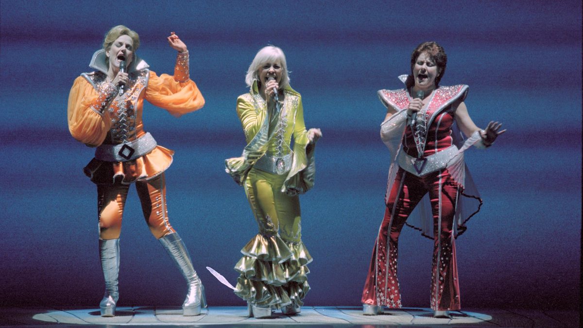 The previous “Mamma Mia!” cast performs Super Trouper.