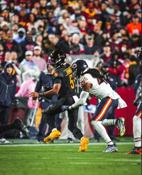 Chicago’s Tremaine Edmunds chases down the Commanders’ Jayden Daniels in a 25-24 win for the Bears.
