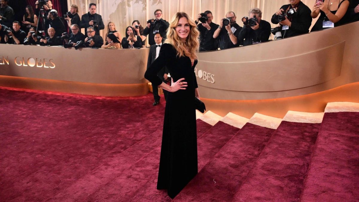 Julia Roberts poses on the Red Carpet for the 83rd Annual Golden Globes.